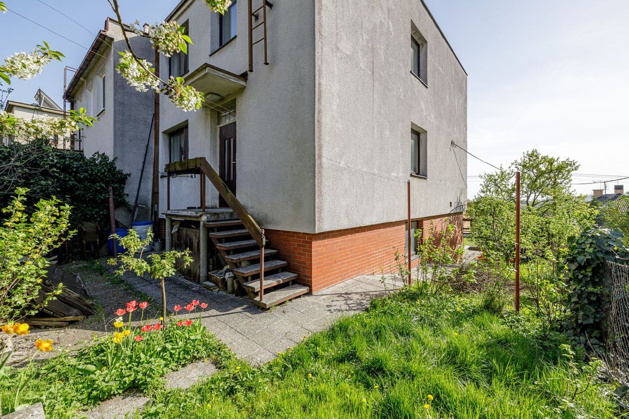 PREDAJ- 5-IZBOVÝ- RODINNÝ DOM- DVOJGARÁŽ- KRÁĽOVSKÉ ÚDOLIE