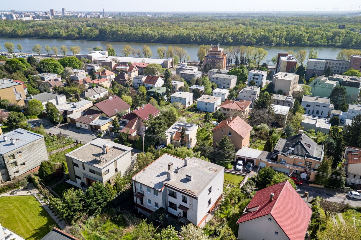 PREDAJ- 5-IZBOVÝ- RODINNÝ DOM- DVOJGARÁŽ- KRÁĽOVSKÉ ÚDOLIE