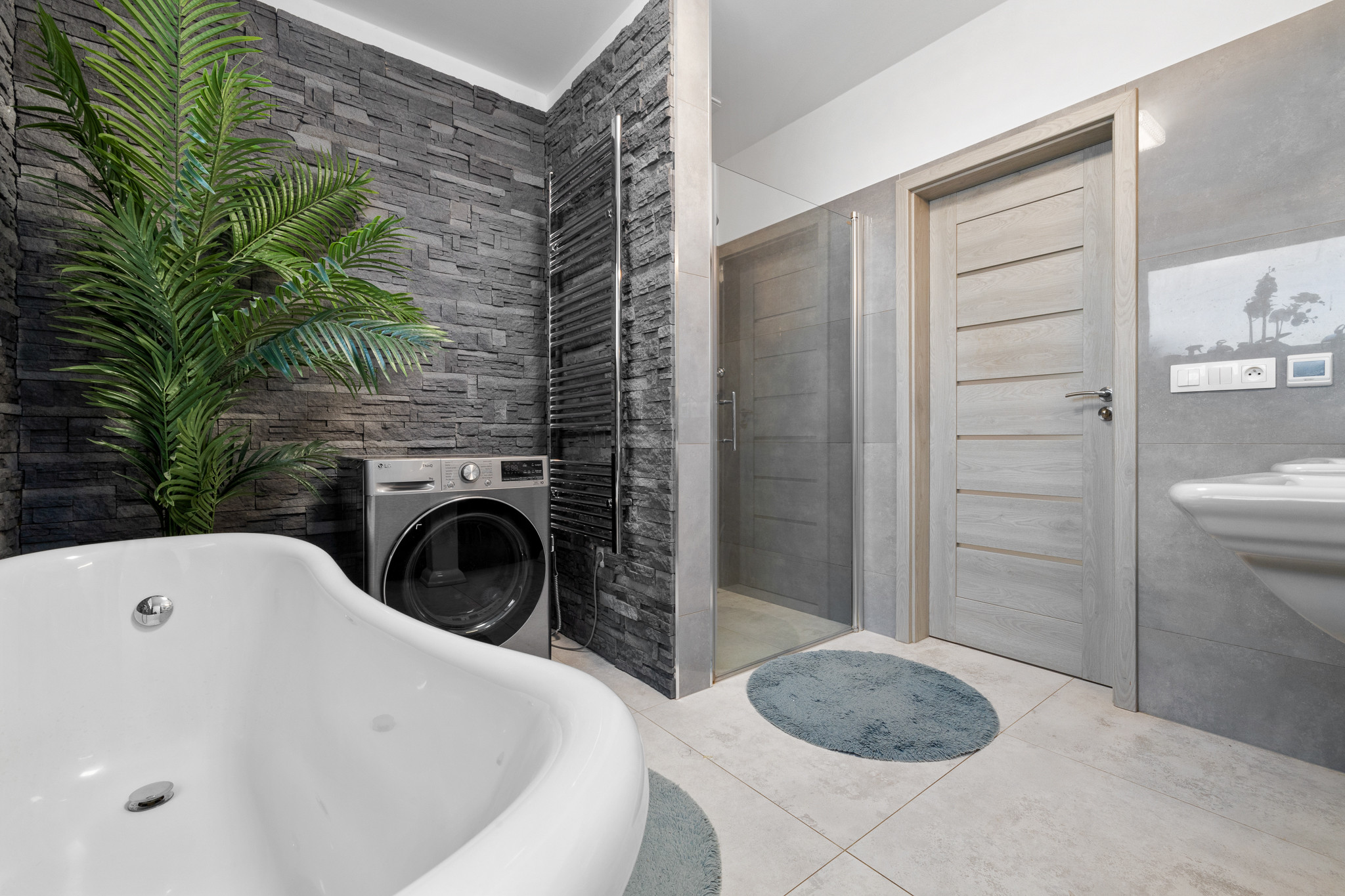 PREDANÉ- 4-IZBOVÝ BUNGALOV- POZEMOK 600m²-HAMULIAKOVO