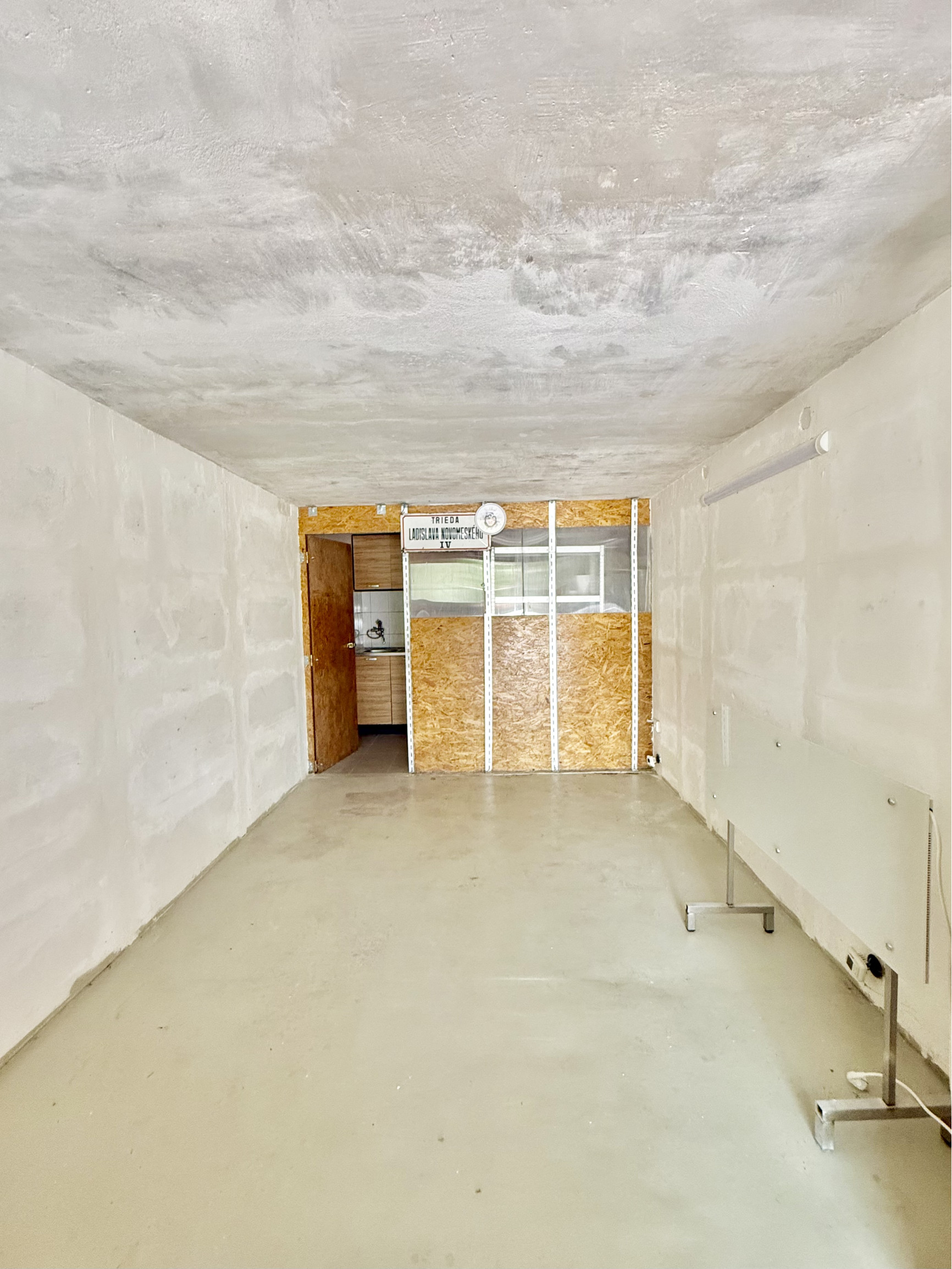 GARÁŽ-ZREKONŠTRUOVANÁ- PREDAJ- 24m2- KARLOVÁ VES