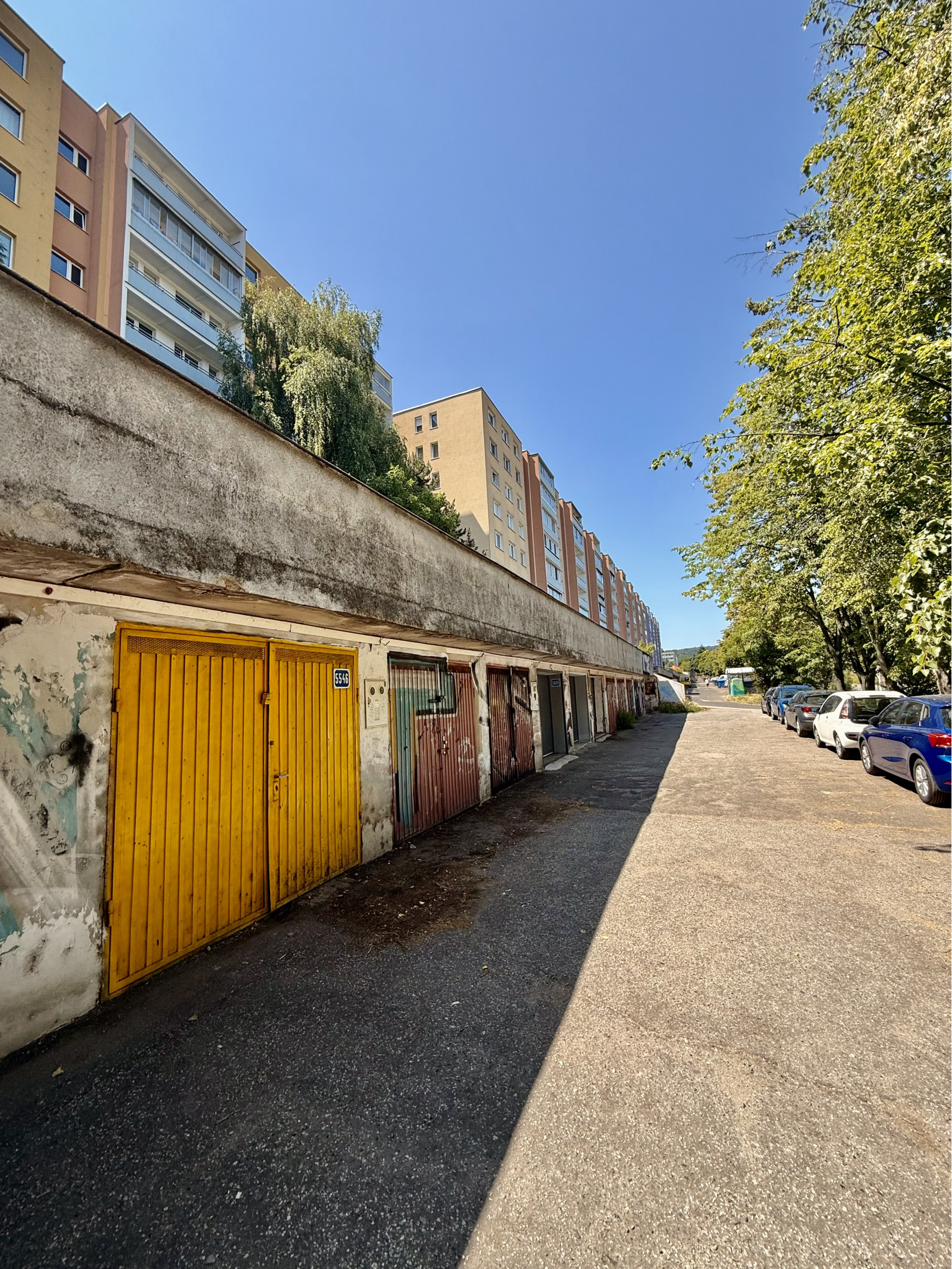 GARÁŽ-ZREKONŠTRUOVANÁ- PREDAJ- 24m2- KARLOVÁ VES