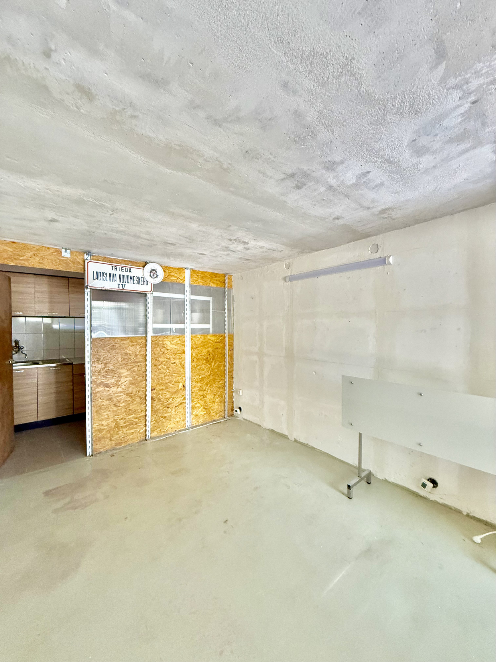 GARÁŽ-ZREKONŠTRUOVANÁ- PREDAJ- 24m2- KARLOVÁ VES