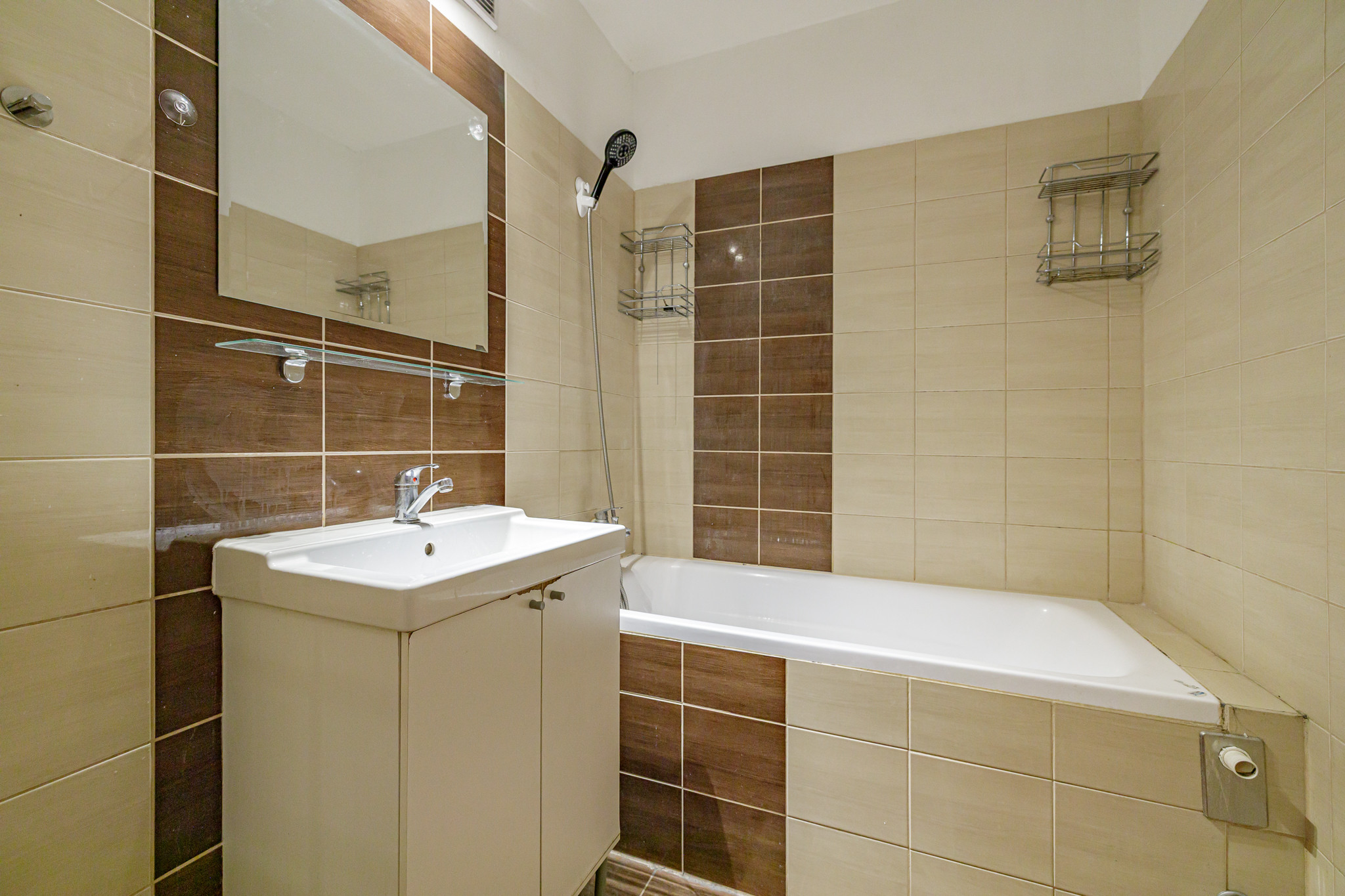 PREDANÉ-3IZBOVÝ BYT-PREDAJ- S PIVNICOU- PETRŽALKA