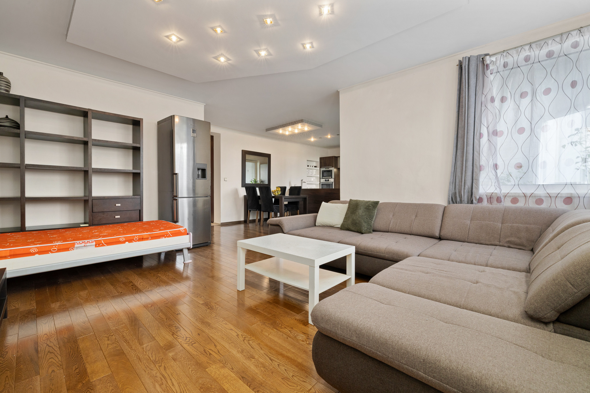 PREDAJ- MODERNÝ- 3IZBOVÝ BYT- PARKOVACIE MIESTO-STARÉ MESTO