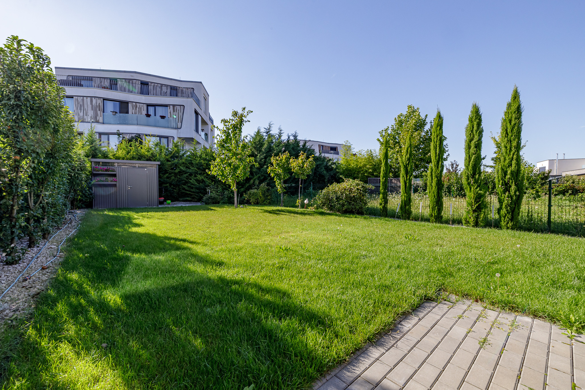 PRENÁJOM- 4-IZBOVÝ MODERNÝ- RODINNÝ DOM- MALINOVO/ TRI VODY