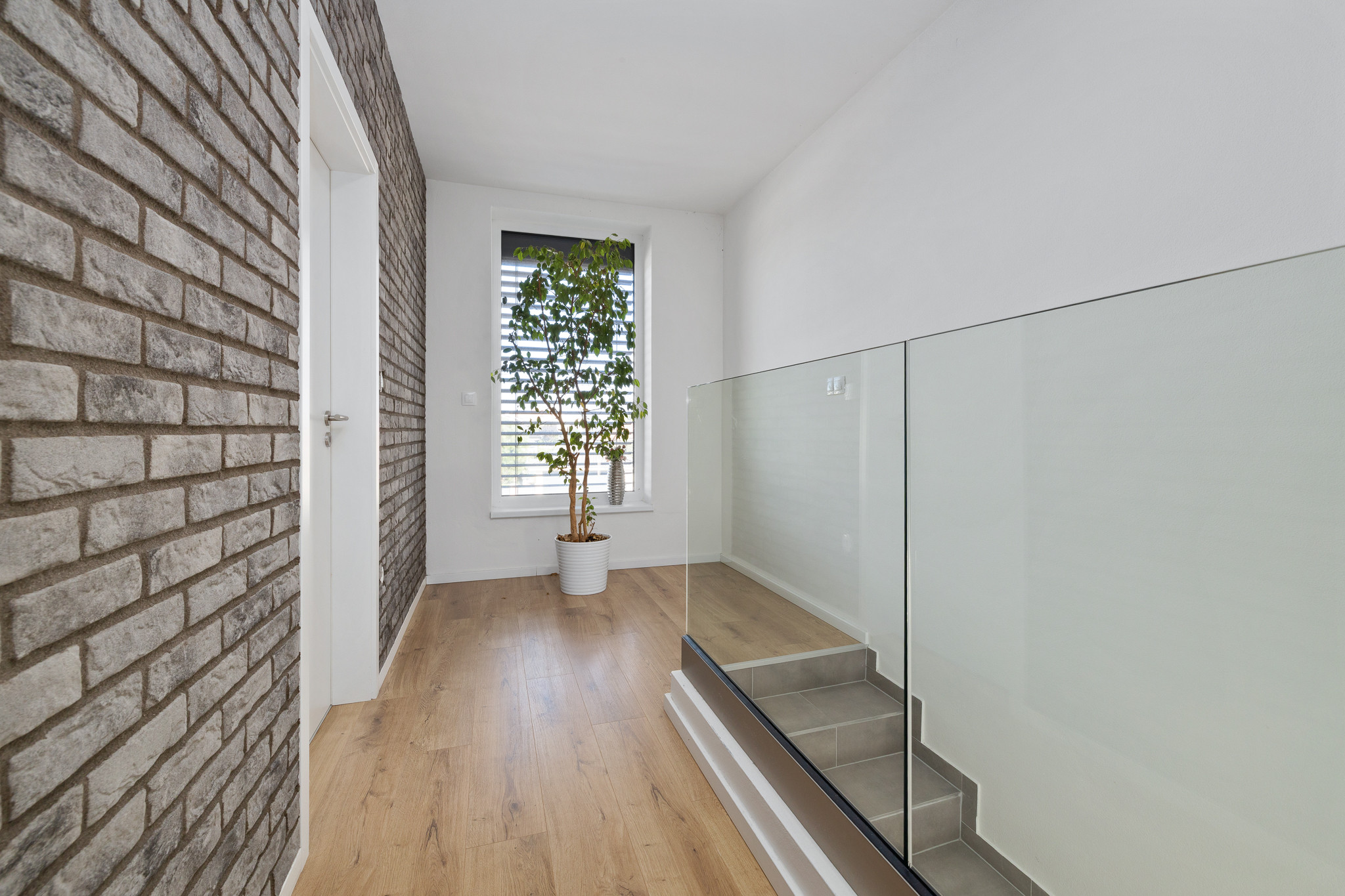 PRENÁJOM- 4-IZBOVÝ MODERNÝ- RODINNÝ DOM- MALINOVO/ TRI VODY