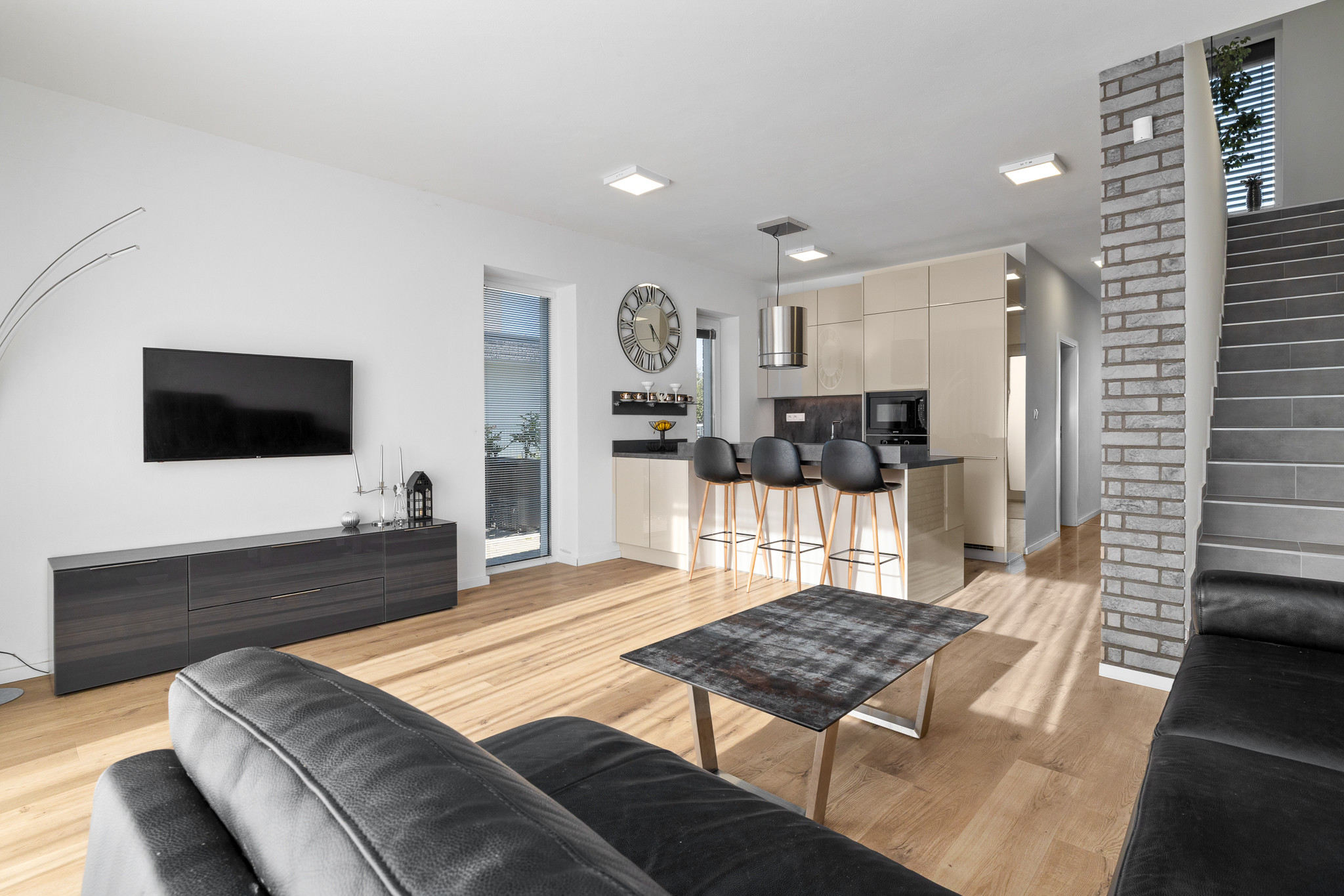 PRENÁJOM- 4-IZBOVÝ MODERNÝ- RODINNÝ DOM- MALINOVO/ TRI VODY