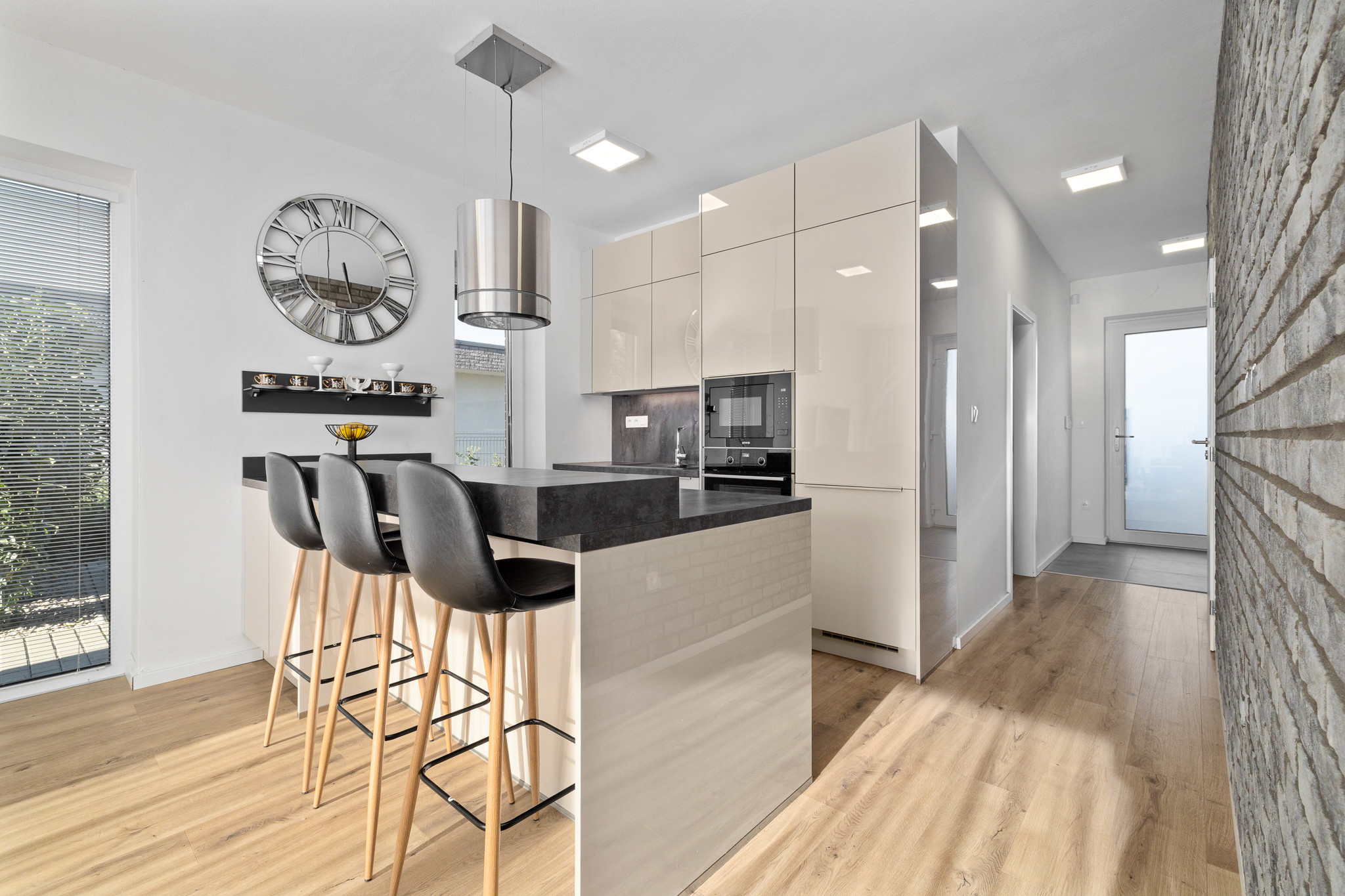 PRENÁJOM- 4-IZBOVÝ MODERNÝ- RODINNÝ DOM- MALINOVO/ TRI VODY