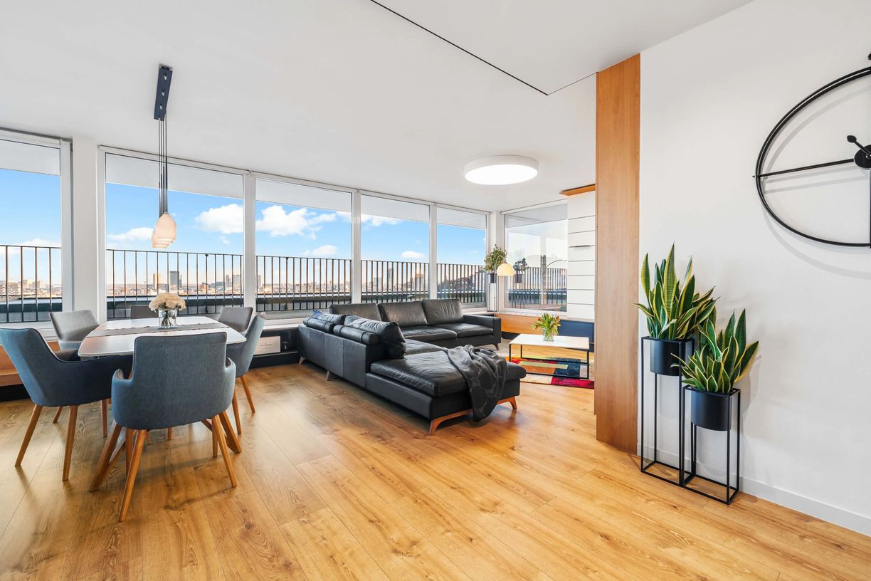 OFF PONUKA - LUXUSNÝ PENTHOUSE - PANORAMATICKÝ VÝHĽAD- TERASA- 4-IZBOVÝ - KOLIBA