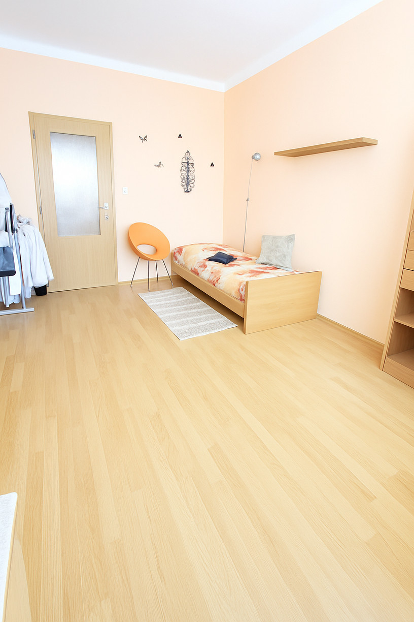 OFF PONUKA - SLNEČNÝ 2-IZBOVÝ BYT – MOŽNOSŤ 3 IZIEB- RAČA –KRASŇANY