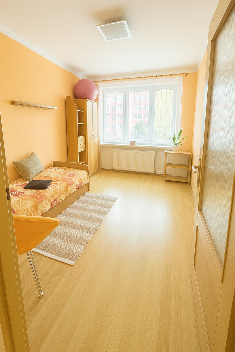 OFF PONUKA - SLNEČNÝ 2-IZBOVÝ BYT – MOŽNOSŤ 3 IZIEB- RAČA –KRASŇANY