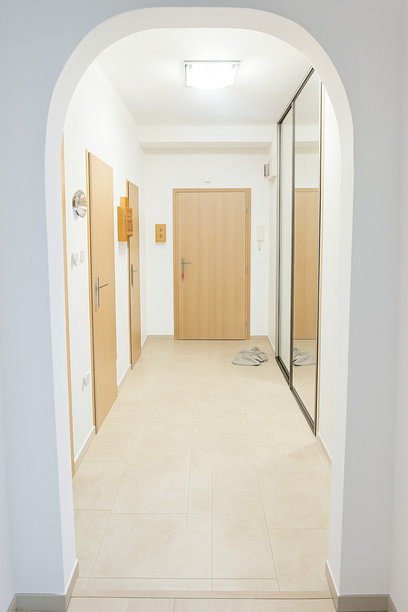 OFF PONUKA - SLNEČNÝ 2-IZBOVÝ BYT – MOŽNOSŤ 3 IZIEB- RAČA –KRASŇANY