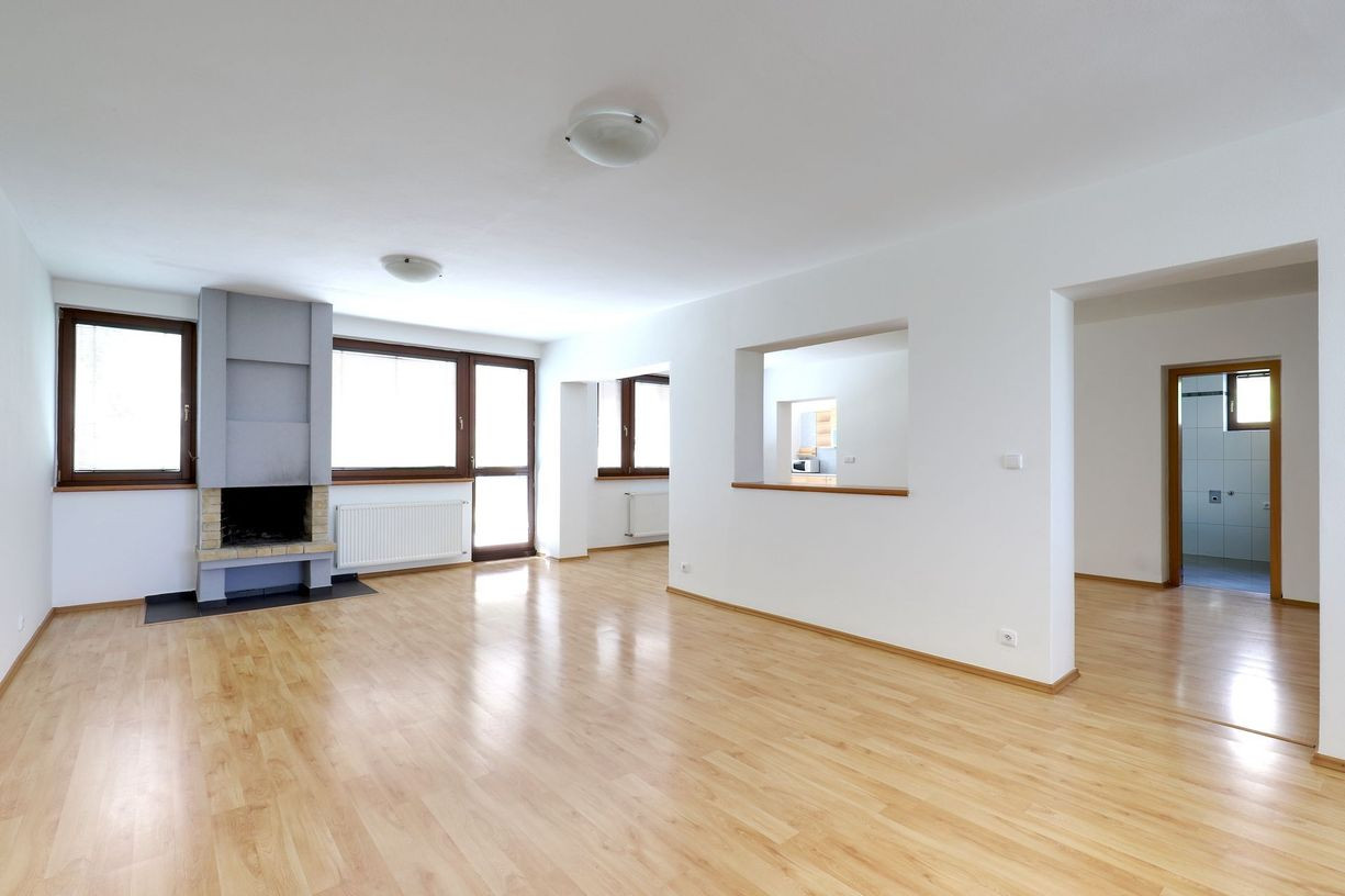 OFF PONUKA - PRIESTRANNÝ 8-IZBOVÝ DOM – TICHÁ VILOVÁ ŠTVRŤ – MOŽNOSŤ 2 BYTOVÝCH JEDNOTIEK – DÚBRAVKA