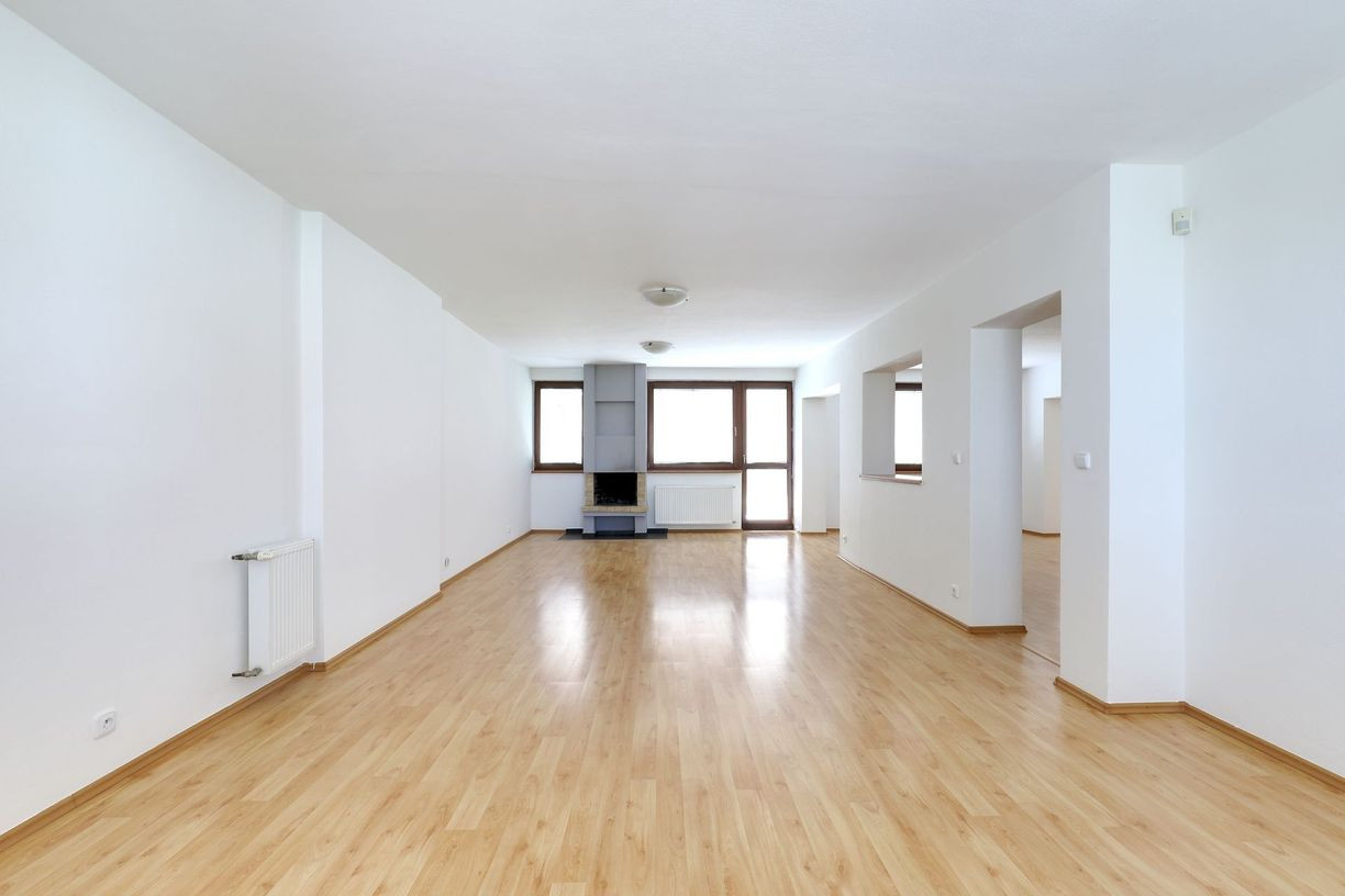 OFF PONUKA - PRIESTRANNÝ 8-IZBOVÝ DOM – TICHÁ VILOVÁ ŠTVRŤ – MOŽNOSŤ 2 BYTOVÝCH JEDNOTIEK – DÚBRAVKA