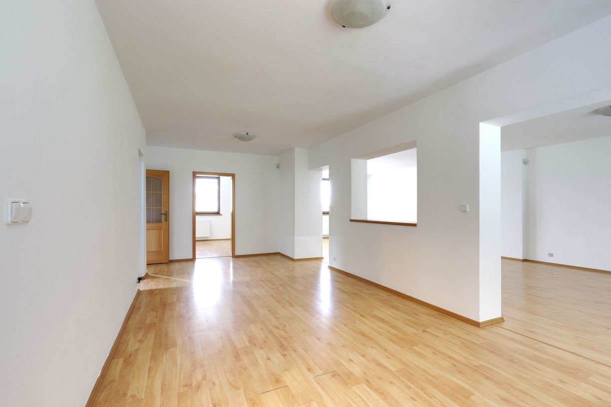 OFF PONUKA - PRIESTRANNÝ 8-IZBOVÝ DOM – TICHÁ VILOVÁ ŠTVRŤ – MOŽNOSŤ 2 BYTOVÝCH JEDNOTIEK – DÚBRAVKA