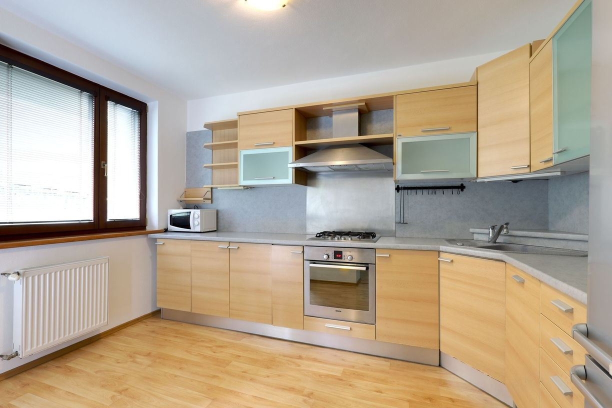 OFF PONUKA - PRIESTRANNÝ 8-IZBOVÝ DOM – TICHÁ VILOVÁ ŠTVRŤ – MOŽNOSŤ 2 BYTOVÝCH JEDNOTIEK – DÚBRAVKA