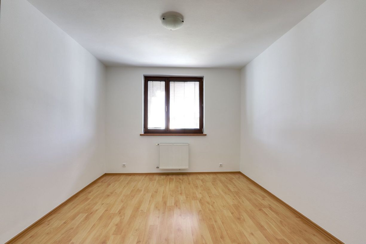 OFF PONUKA - PRIESTRANNÝ 8-IZBOVÝ DOM – TICHÁ VILOVÁ ŠTVRŤ – MOŽNOSŤ 2 BYTOVÝCH JEDNOTIEK – DÚBRAVKA