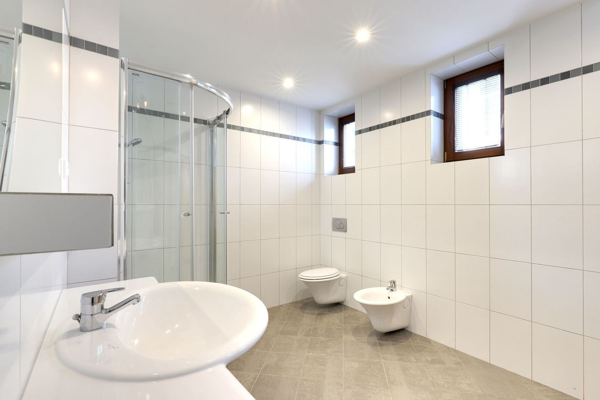 OFF PONUKA - PRIESTRANNÝ 8-IZBOVÝ DOM – TICHÁ VILOVÁ ŠTVRŤ – MOŽNOSŤ 2 BYTOVÝCH JEDNOTIEK – DÚBRAVKA