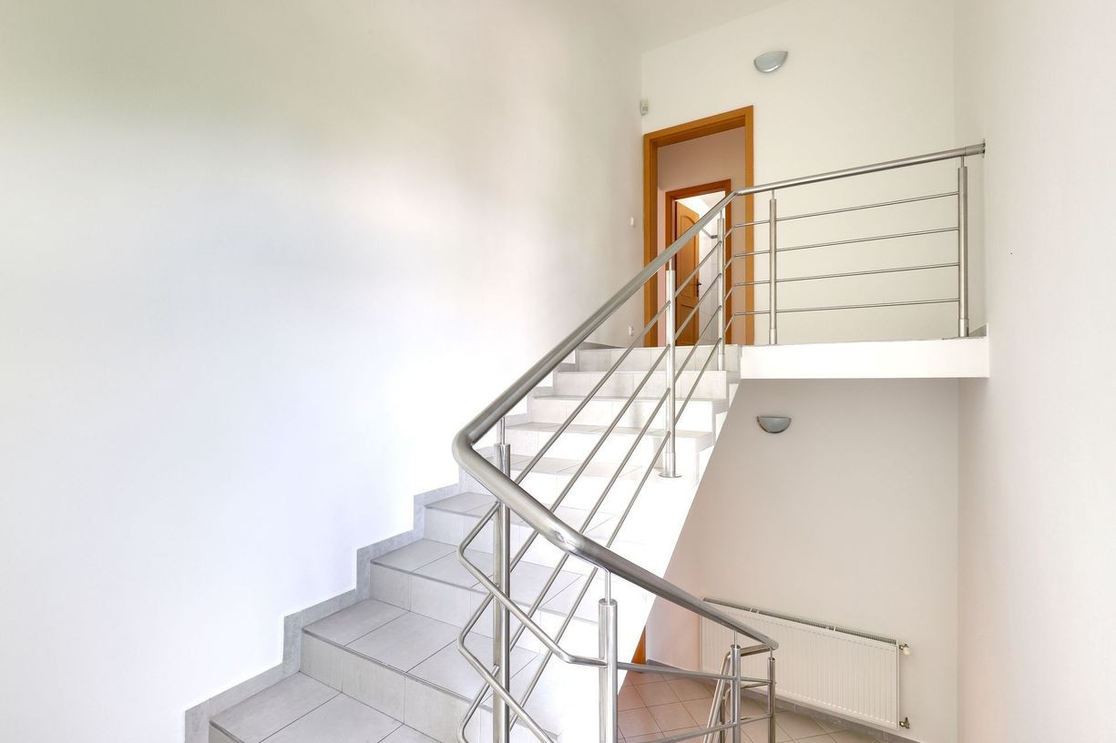 OFF PONUKA - PRIESTRANNÝ 8-IZBOVÝ DOM – TICHÁ VILOVÁ ŠTVRŤ – MOŽNOSŤ 2 BYTOVÝCH JEDNOTIEK – DÚBRAVKA