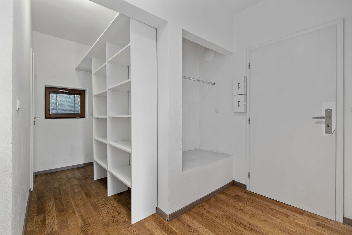 PREDAJ- INVESTIČNÝ- 5- IZBOVÝ- DOM- S BAZÉNOM- KARLOVÁ VES- BRATISLAVA 