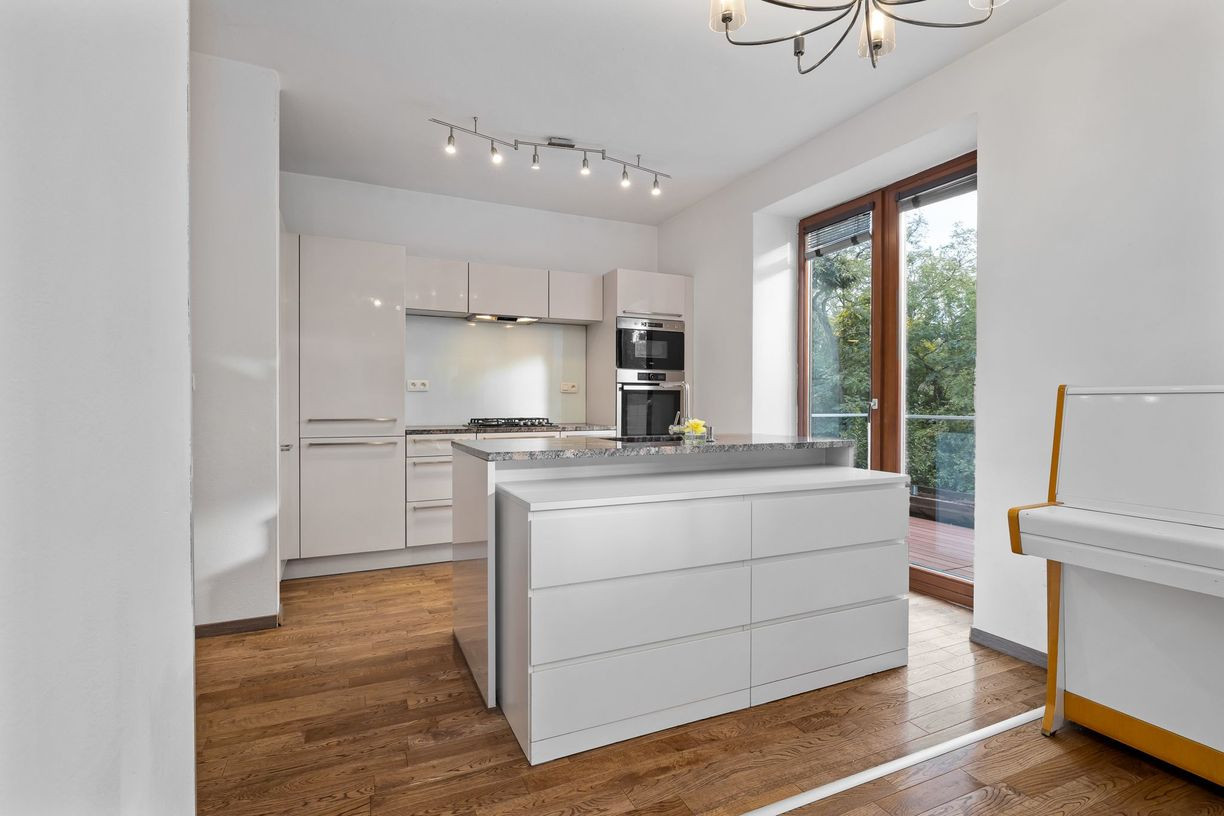 PREDAJ- INVESTIČNÝ- 5- IZBOVÝ- DOM- S BAZÉNOM- KARLOVÁ VES- BRATISLAVA 