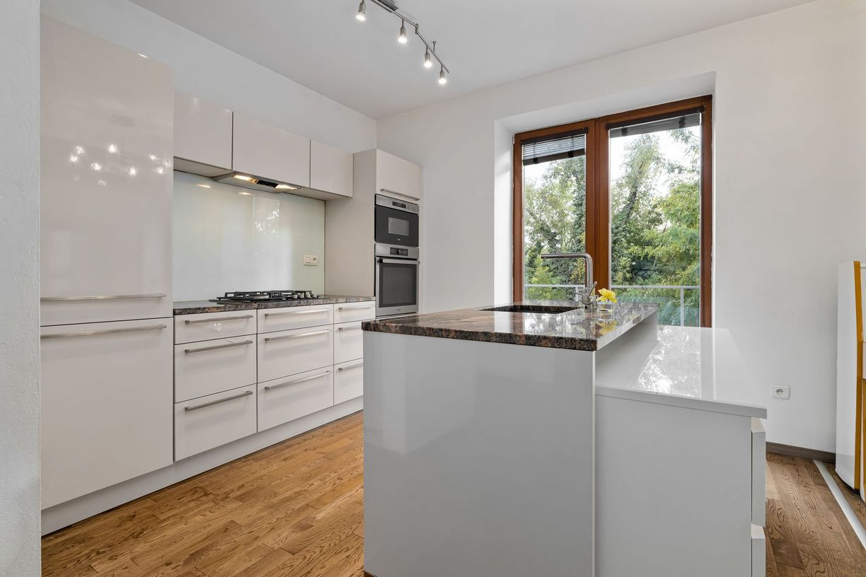 PREDAJ- INVESTIČNÝ- 5- IZBOVÝ- DOM- S BAZÉNOM- KARLOVÁ VES- BRATISLAVA 