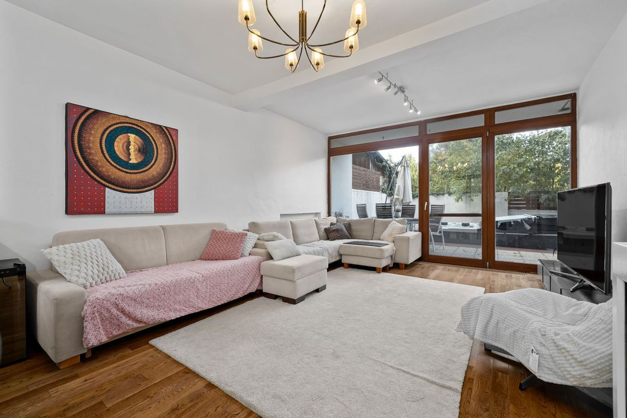 PREDAJ- INVESTIČNÝ- 5- IZBOVÝ- DOM- S BAZÉNOM- KARLOVÁ VES- BRATISLAVA 