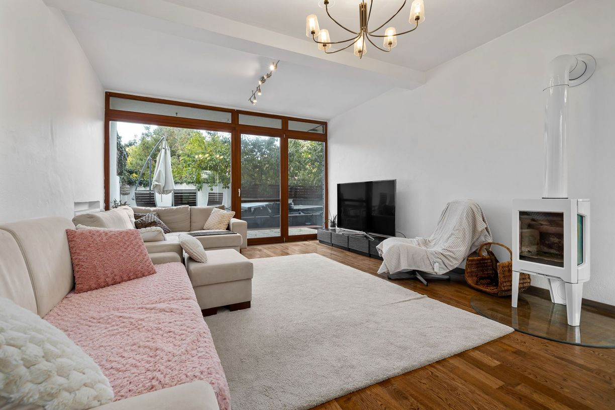 PREDAJ- INVESTIČNÝ- 5- IZBOVÝ- DOM- S BAZÉNOM- KARLOVÁ VES- BRATISLAVA 