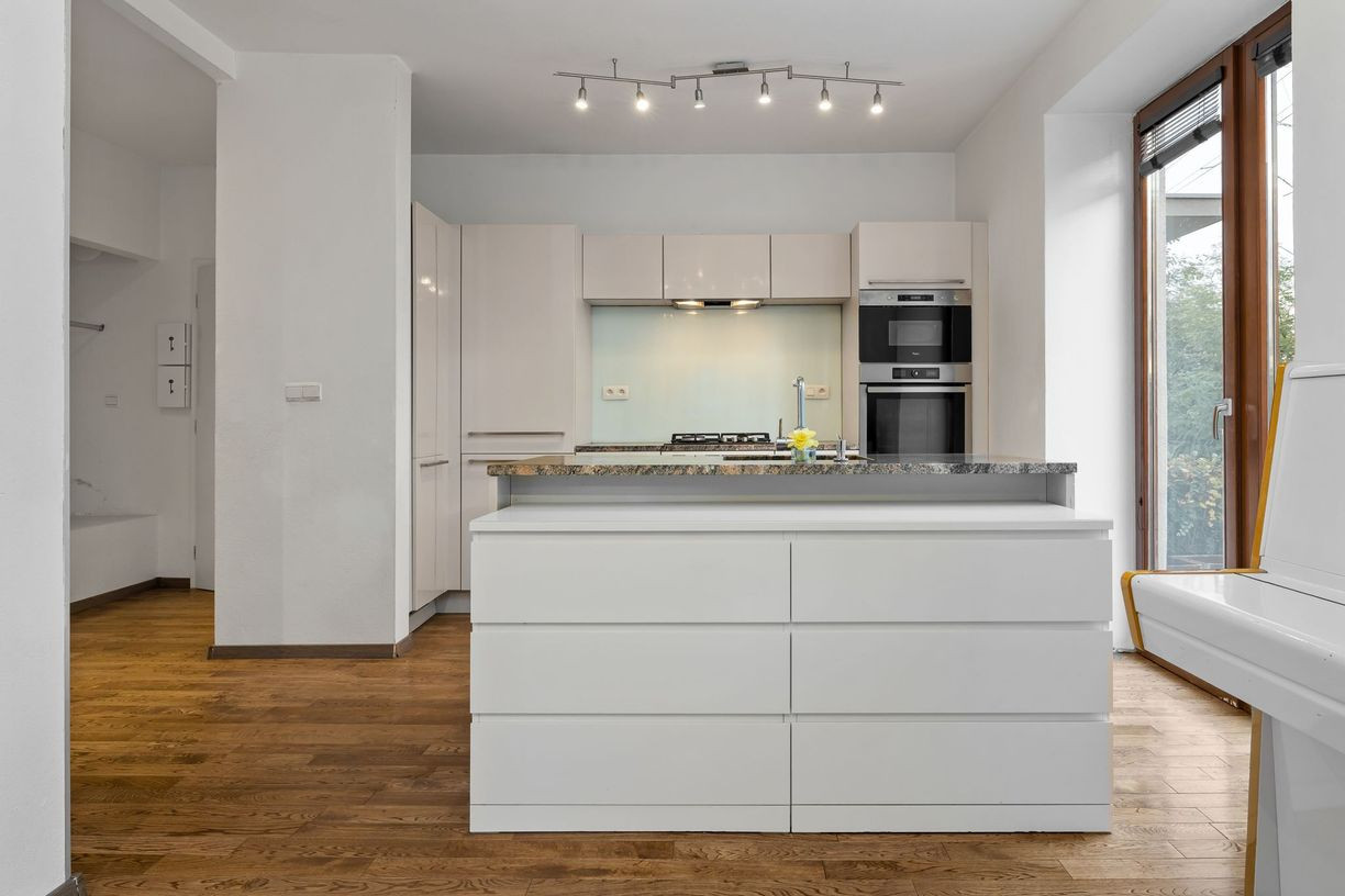 PREDAJ- INVESTIČNÝ- 5- IZBOVÝ- DOM- S BAZÉNOM- KARLOVÁ VES- BRATISLAVA 