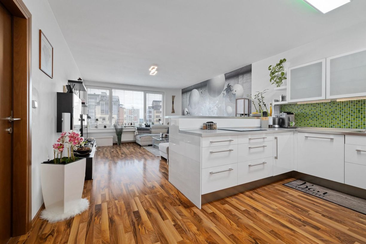 BE.LIVE COMPANY- PREDAJ- KRÁSNY VEĽKOMETRÁŽNY 2i BYT- S GARÁŽOVÝM STÁTÍM A PIVNICOU