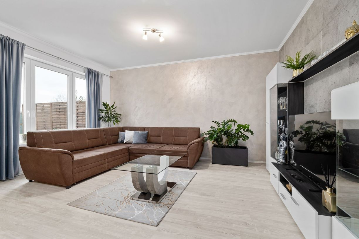 BE.LIVE COMPANY- NA PREDAJ- ELEGANTNÝ- 3-IZBOVÝ BYT- PREMENENÝ- NA PRIESTRANNÝ- MODERNÝ- 2-IZBOVÝ- SO ZÁHRADOU- MALÝ BIEL