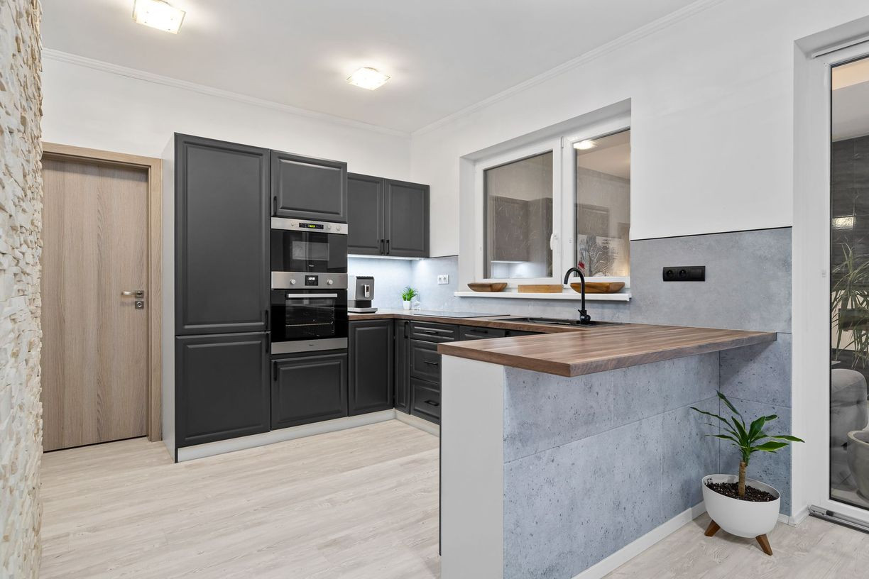 BE.LIVE COMPANY- NA PREDAJ- ELEGANTNÝ- 3-IZBOVÝ BYT- PREMENENÝ- NA PRIESTRANNÝ- MODERNÝ- 2-IZBOVÝ- SO ZÁHRADOU- MALÝ BIEL