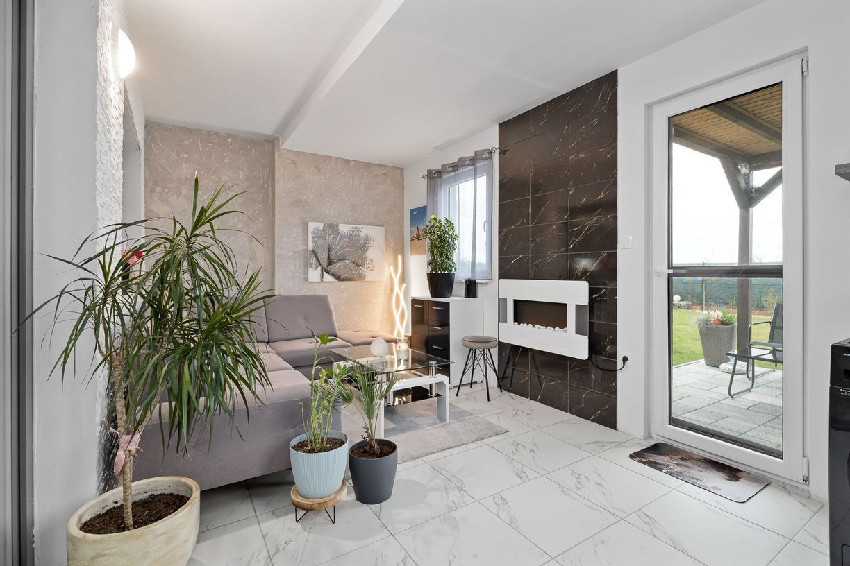 BE.LIVE COMPANY- NA PREDAJ- ELEGANTNÝ- 3-IZBOVÝ BYT- PREMENENÝ- NA PRIESTRANNÝ- MODERNÝ- 2-IZBOVÝ- SO ZÁHRADOU- MALÝ BIEL