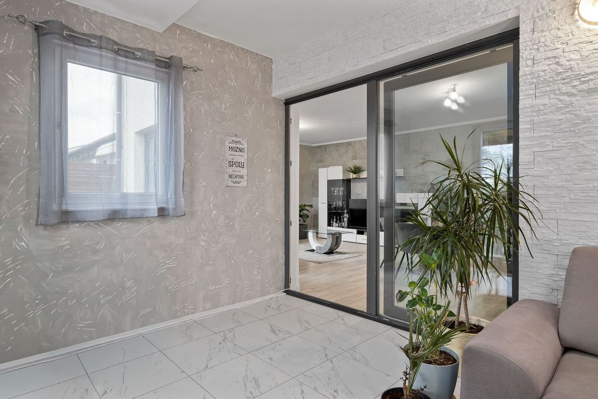 BE.LIVE COMPANY- NA PREDAJ- ELEGANTNÝ- 3-IZBOVÝ BYT- PREMENENÝ- NA PRIESTRANNÝ- MODERNÝ- 2-IZBOVÝ- SO ZÁHRADOU- MALÝ BIEL