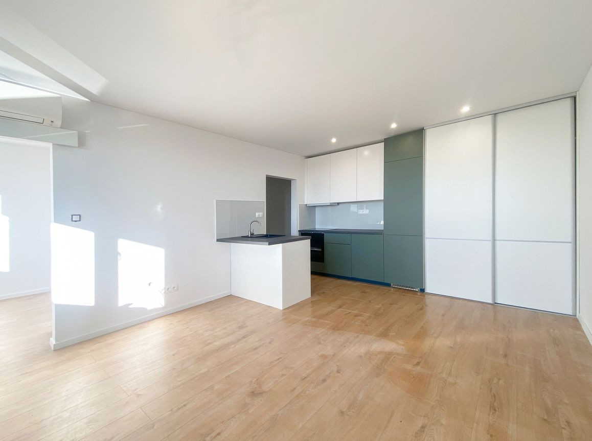 NA PREDAJ – 1,5-IZBOVÝ BYT PO KOMPLETNEJ REKONŠTRUKCII – ZASKLENÁ LOGGIA – KLIMATIZÁCIA – TICHÁ LOKALITA – DEVÍNSKA NOVÁ VES