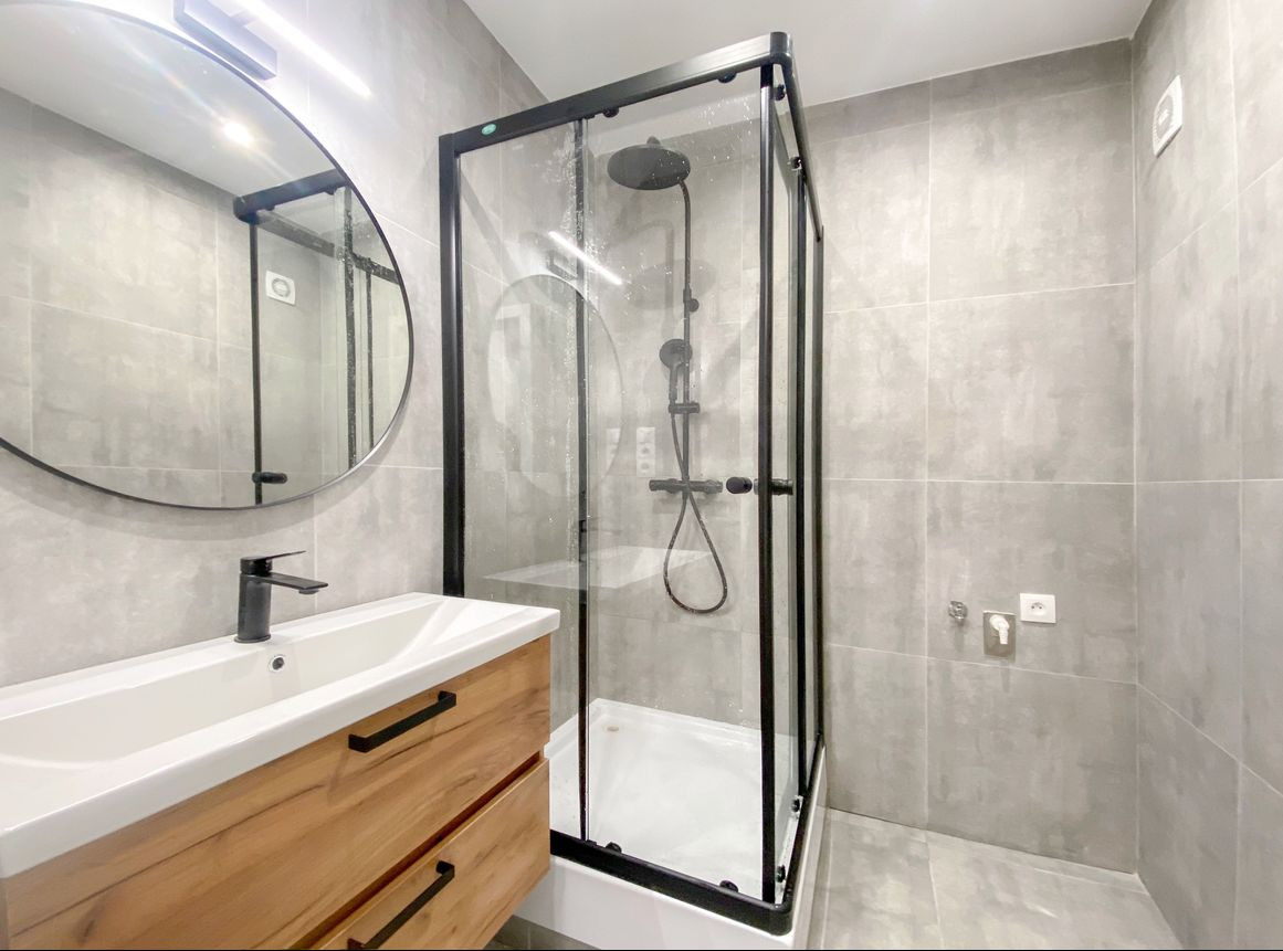 NA PREDAJ – 1,5-IZBOVÝ BYT PO KOMPLETNEJ REKONŠTRUKCII – ZASKLENÁ LOGGIA – KLIMATIZÁCIA – TICHÁ LOKALITA – DEVÍNSKA NOVÁ VES