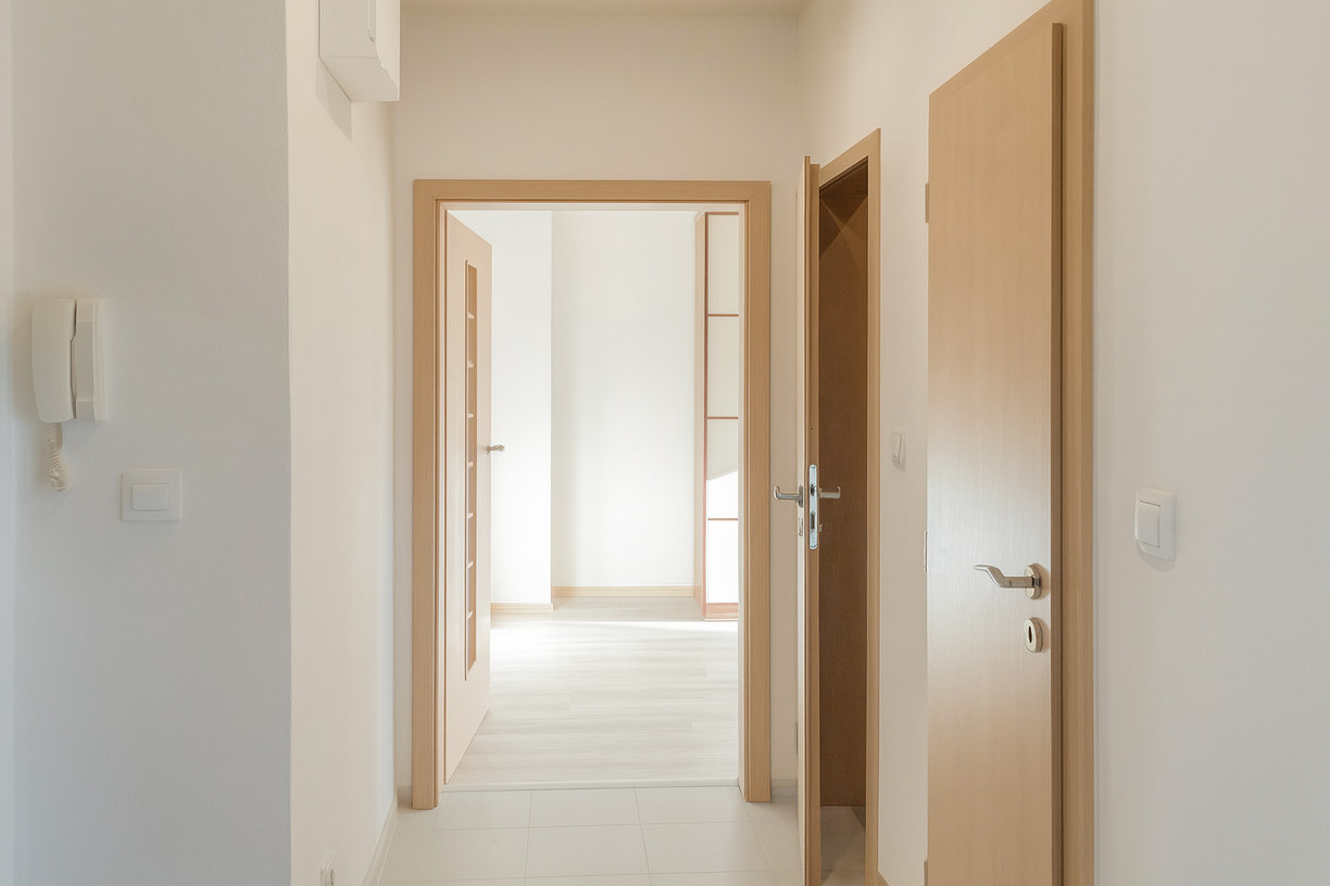 NA PREDAJ –  2-IZBOVÝ BYT PO KOMPLETNEJ REKONŠTRUKCII – BALKÓN – TEHLOVÝ DOM – RUŽINOV