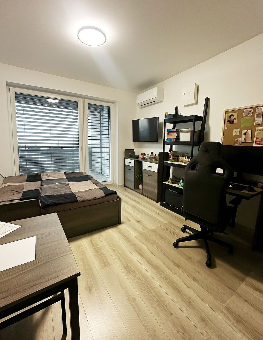 NA PREDAJ - 1-IZBOVÝ BYT S BALKÓNOM V PROJEKTE SLNEČNICE – KOMPLETNE ZARIADENÝ – KLIMATIZÁCIA – NOVOSTAVBA