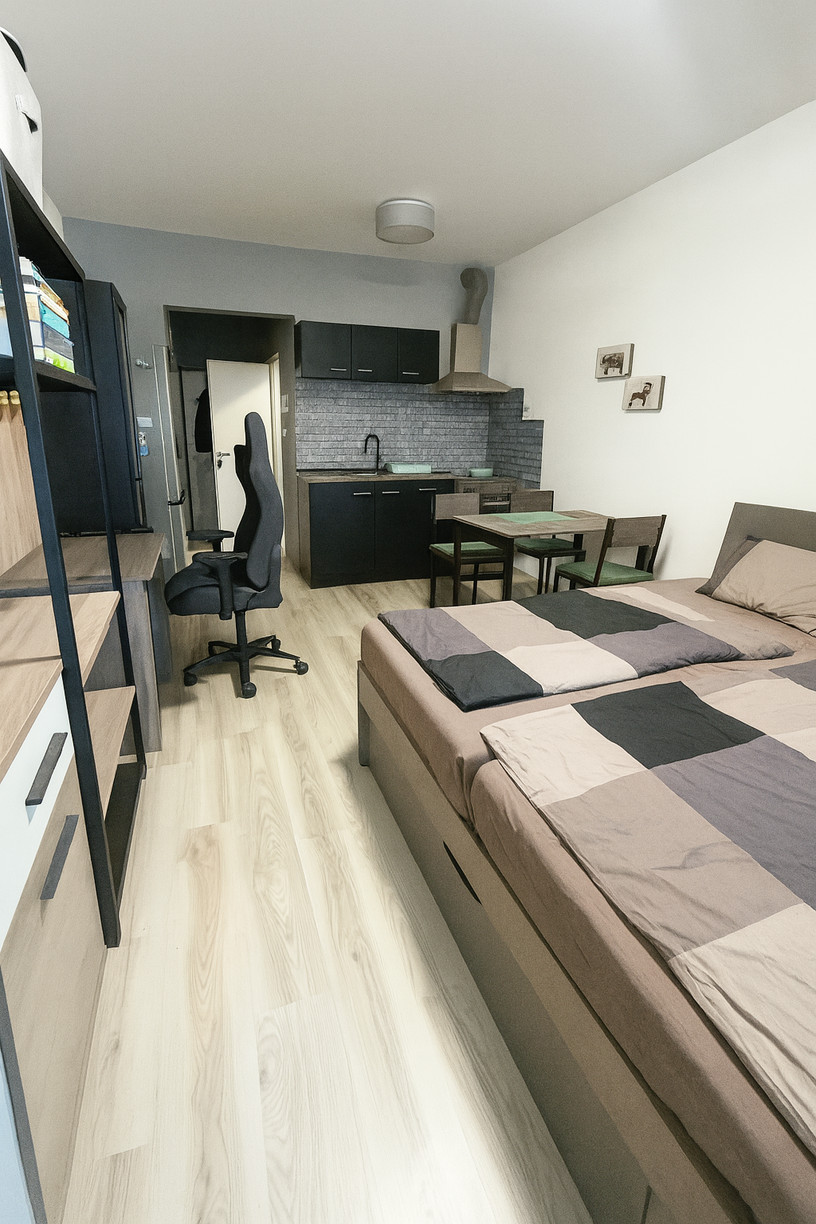 NA PREDAJ - 1-IZBOVÝ BYT S BALKÓNOM V PROJEKTE SLNEČNICE – KOMPLETNE ZARIADENÝ – KLIMATIZÁCIA – NOVOSTAVBA