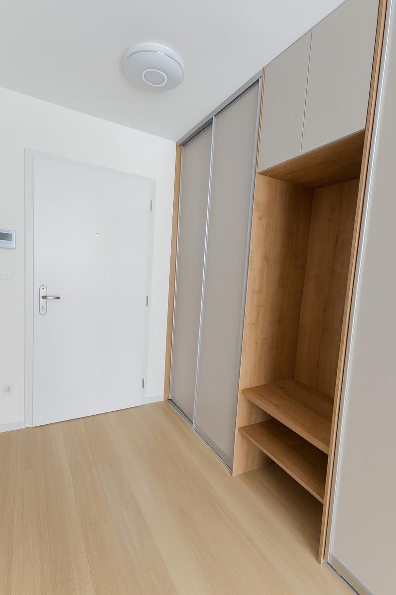 NA PREDAJ – MODERNÝ 1-IZBOVÝ BYT S BALKÓNOM – KOMPLETNE ZARIADENÝ – NOVOSTAVBA – PROJEKT JARABINKY – RUŽINOV