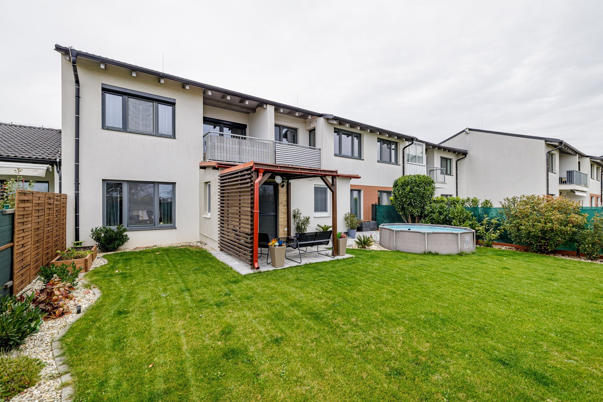 KRÁSNY- 2-IZBOVÝ BYT- NA PREDAJ- SO ZÁHRADOU-SENEC- MALÝ BIEL