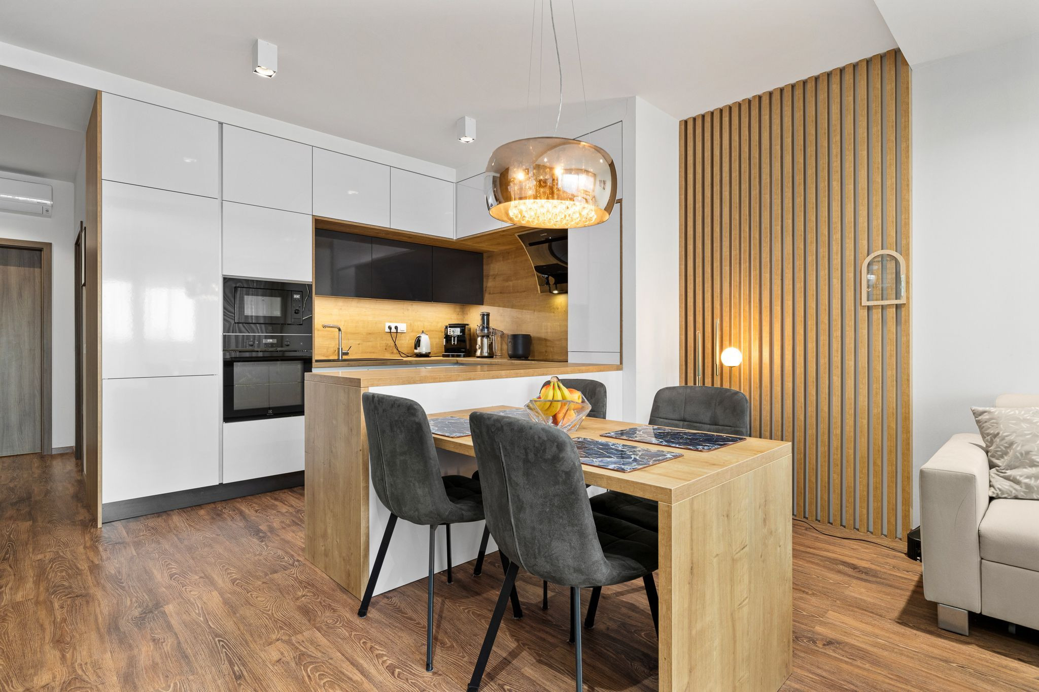 REZERVOVANÝ- BE.LIVE COMPANY – MODERNÝ 2-IZBOVÝ BYT - ARCHITEKTONICKÝ DIZAJN – S DVOMA BALKÓNMI – NOVOSTAVBA – TEHELNÉ POLE- BRATISLAVA 