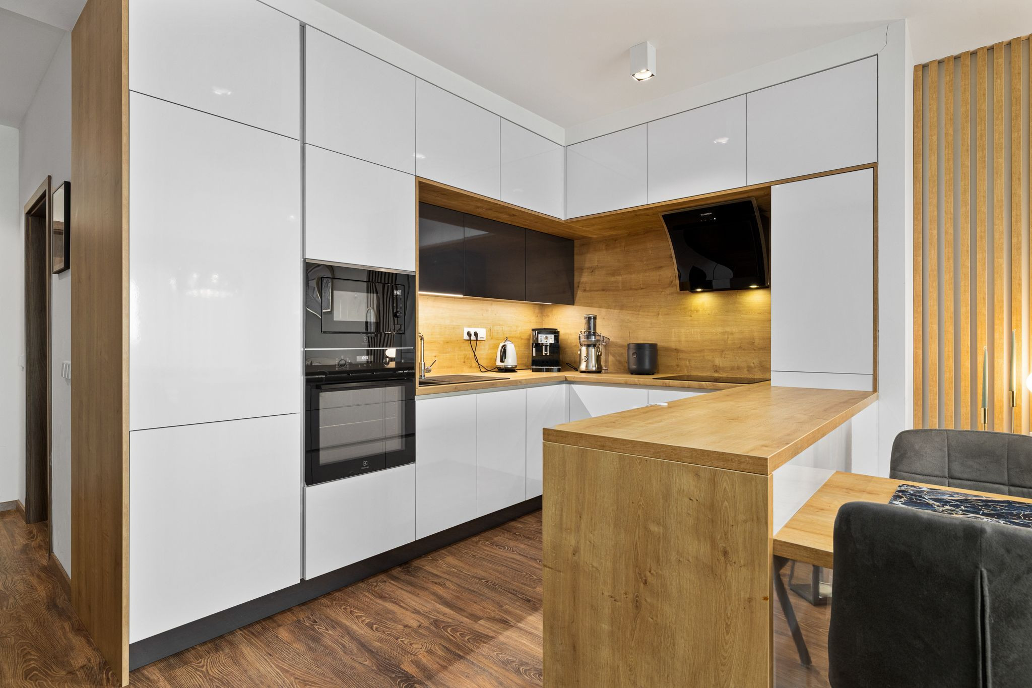 REZERVOVANÝ- BE.LIVE COMPANY – MODERNÝ 2-IZBOVÝ BYT - ARCHITEKTONICKÝ DIZAJN – S DVOMA BALKÓNMI – NOVOSTAVBA – TEHELNÉ POLE- BRATISLAVA 