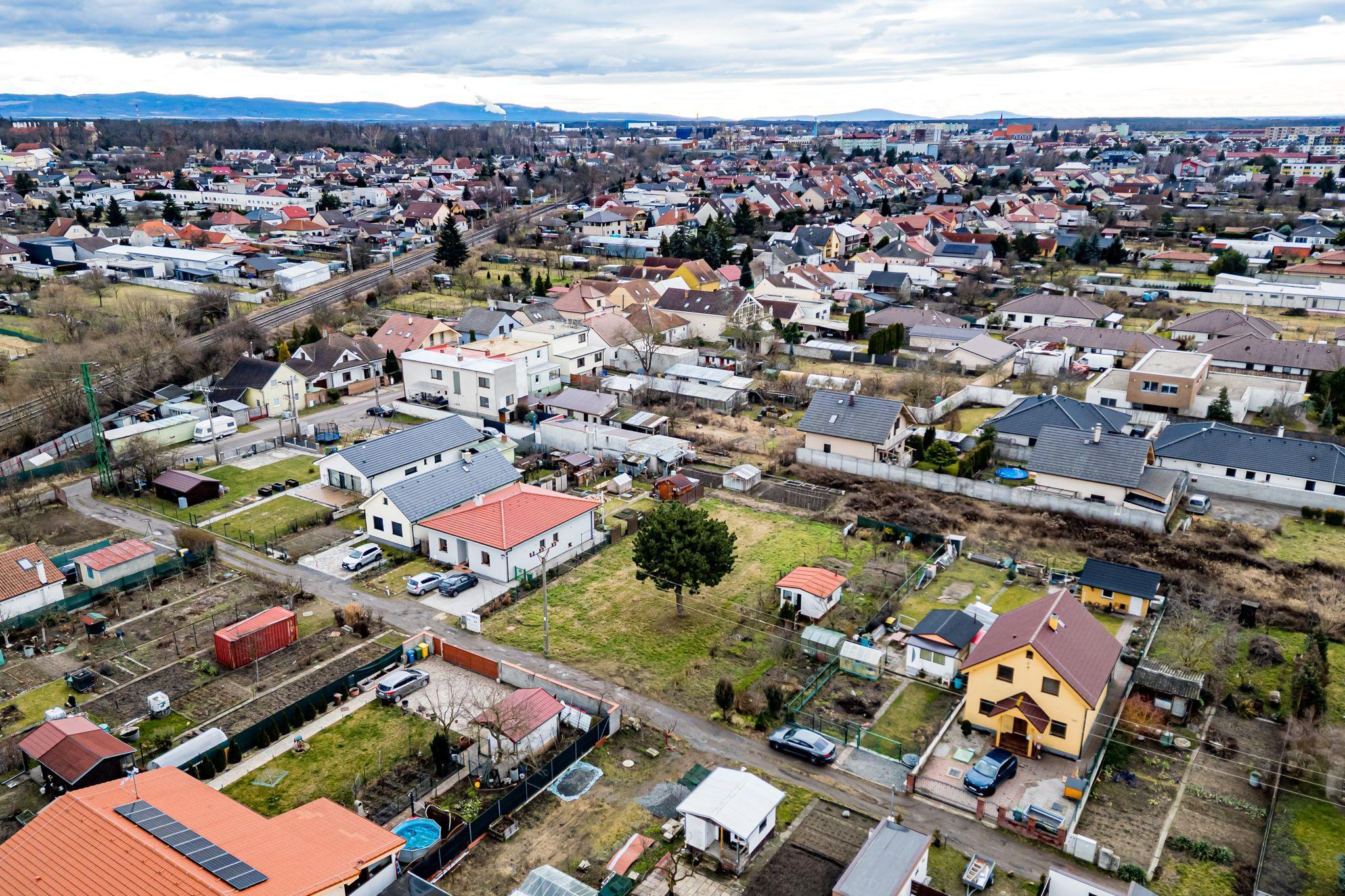 BE.LIVE COMPANY- PREDAJ- SLNEČNÝ- STAVEBNÝ POZEMOK - TICHÁ LOKALITA - BLÍZKO CENTRA - MALACKY