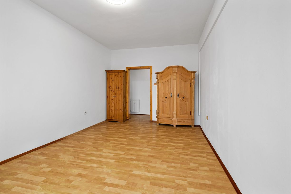 PREDANÝ- BE.LIVE COMPANY - NA PREDAJ - NADŠTANDARDNE VEĽKÝ 1-IZBOVÝ BYT S BALKÓNOM – SKVELÁ DISPOZÍCIA A NÁDHERNÝ VÝHĽAD - CHROBÁKOVÁ -DÚBRAVKA