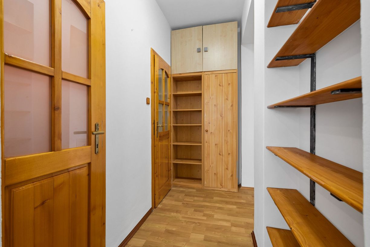 PREDANÝ- BE.LIVE COMPANY - NA PREDAJ - NADŠTANDARDNE VEĽKÝ 1-IZBOVÝ BYT S BALKÓNOM – SKVELÁ DISPOZÍCIA A NÁDHERNÝ VÝHĽAD - CHROBÁKOVÁ -DÚBRAVKA