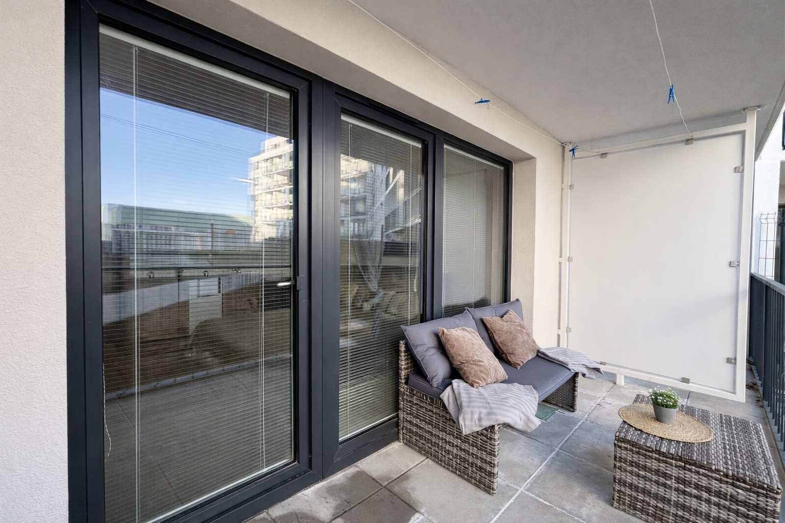 OFF PONUKA-NA PREDAJ – KOMPLETNE ZARIADENÝ 1-IZBOVÝ APARTMÁN S PRIESTRANNOU LOGGIOU – NOVOSTAVBA RENDEZ – RAČA