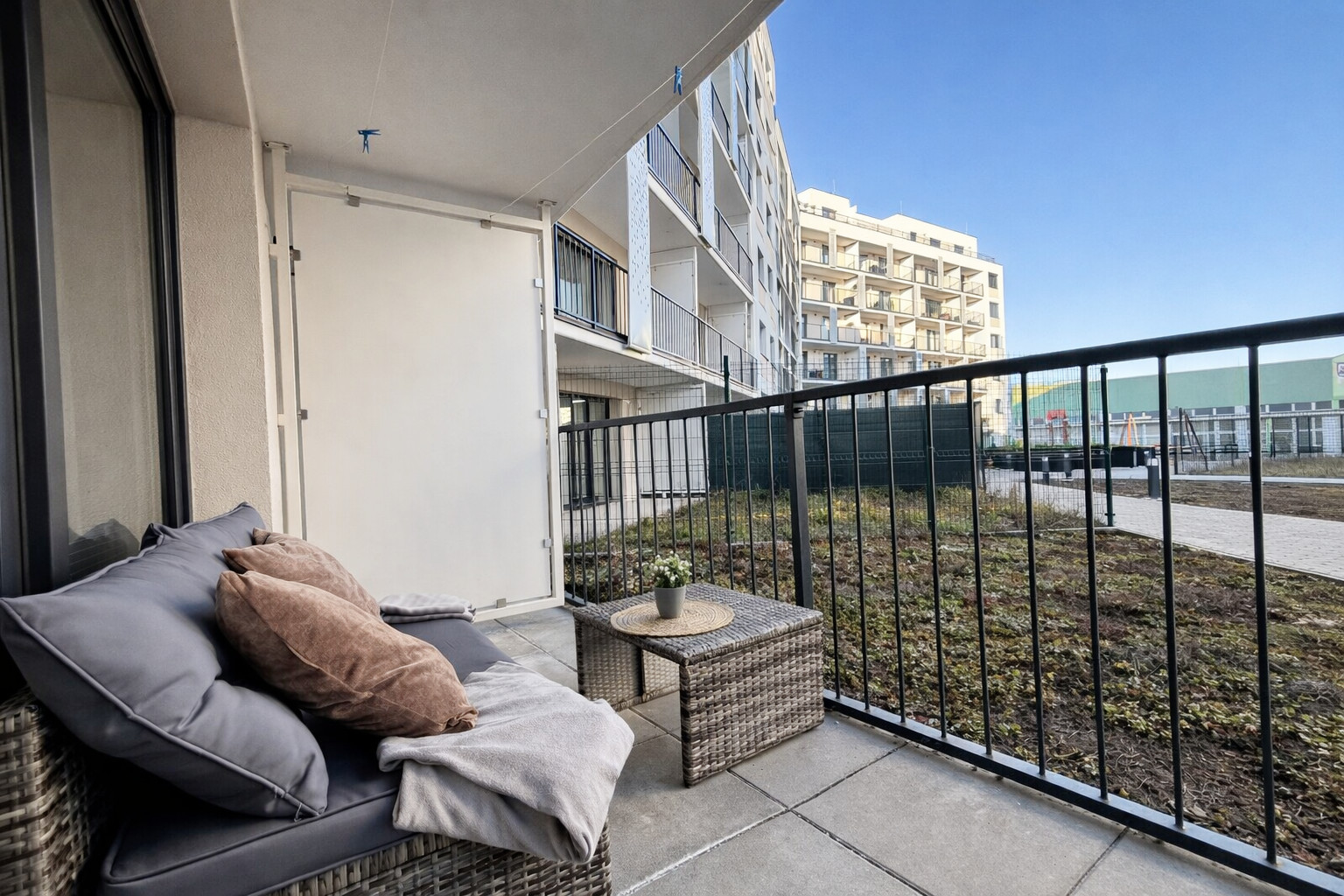 OFF PONUKA-NA PREDAJ – KOMPLETNE ZARIADENÝ 1-IZBOVÝ APARTMÁN S PRIESTRANNOU LOGGIOU – NOVOSTAVBA RENDEZ – RAČA