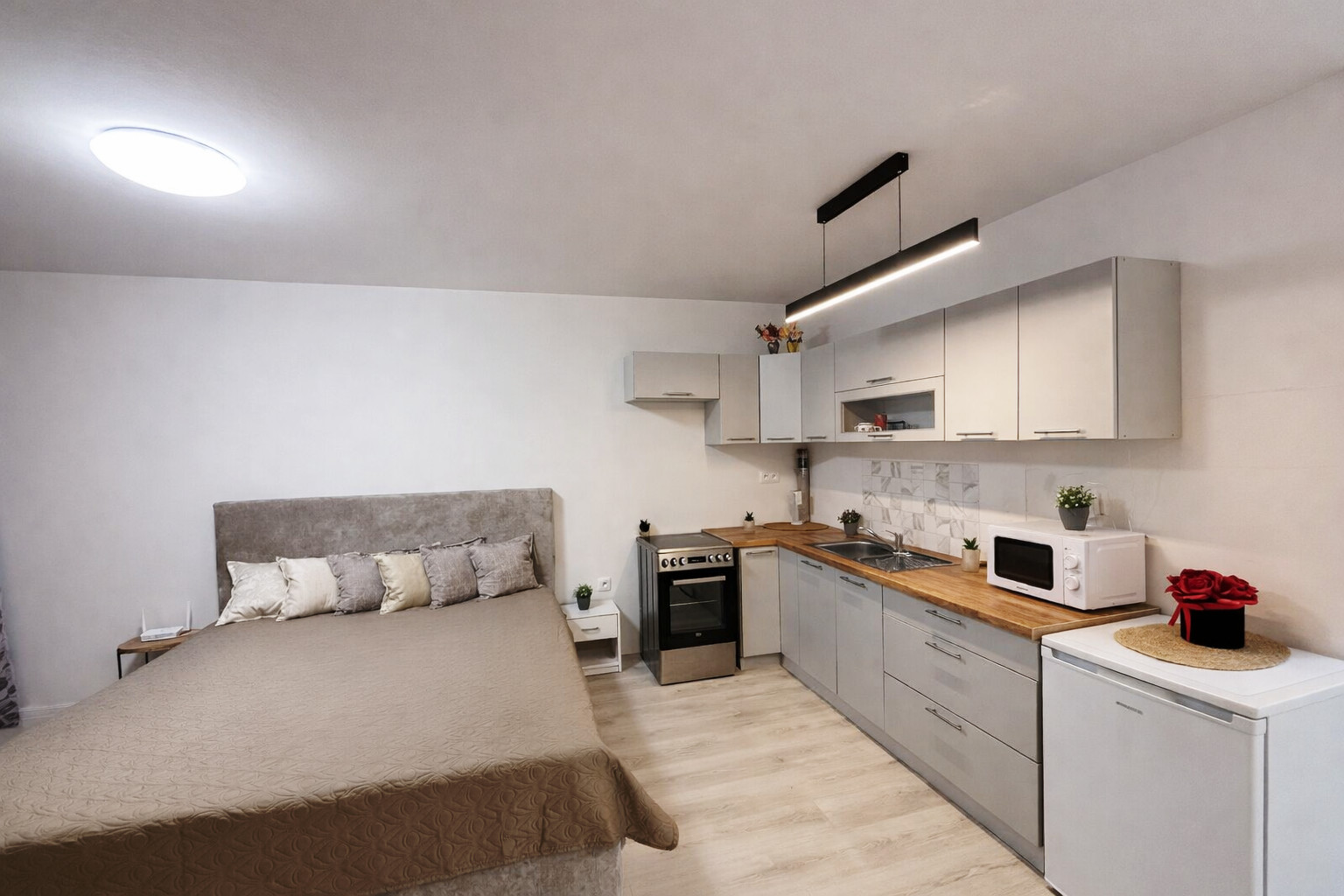 OFF PONUKA - NA PREDAJ – KOMPLETNE ZARIADENÝ 1-IZBOVÝ APARTMÁN S LOGGIOU – NOVOSTAVBA RENDEZ – RAČA