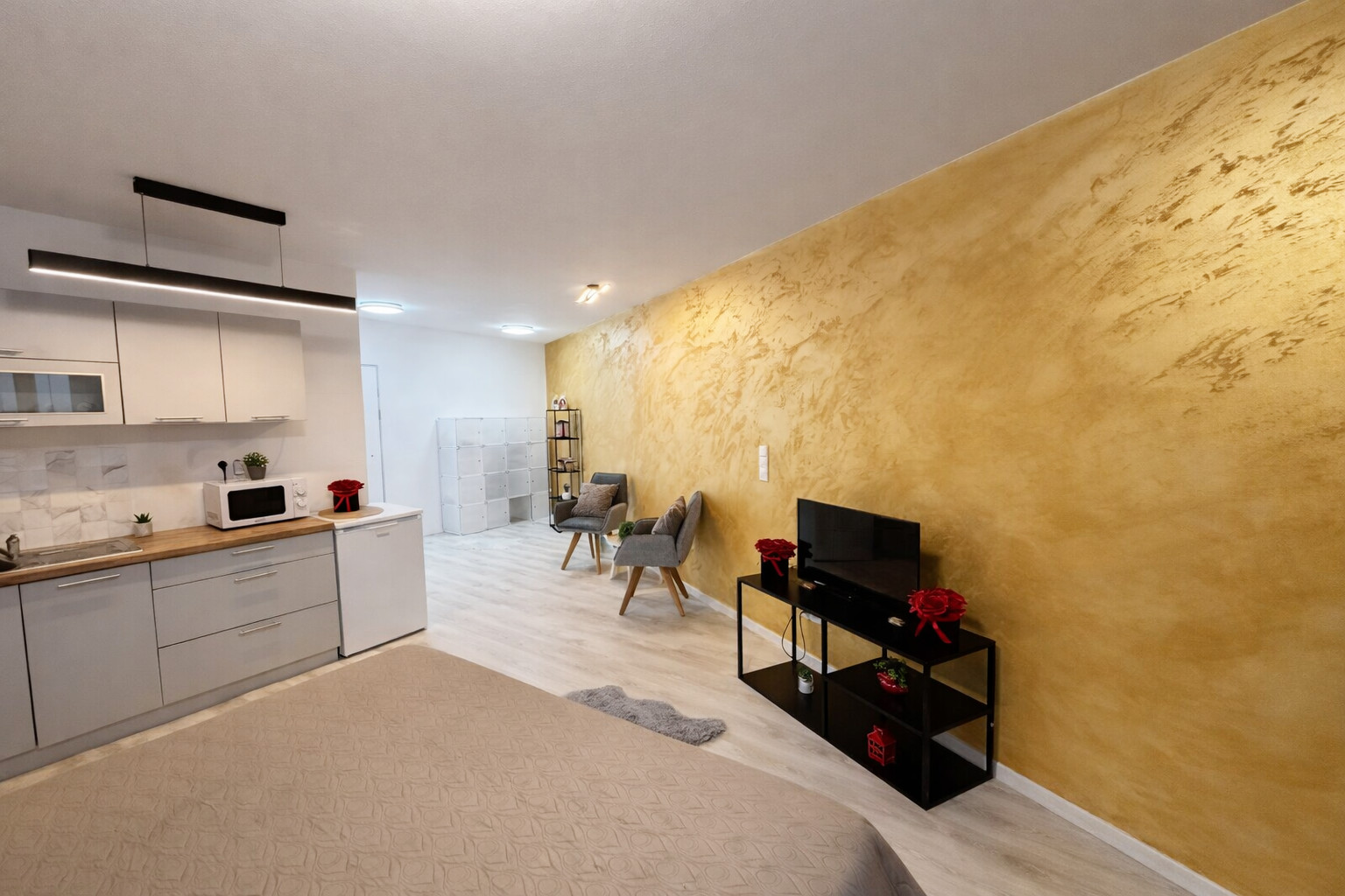 OFF PONUKA - NA PREDAJ – KOMPLETNE ZARIADENÝ 1-IZBOVÝ APARTMÁN S LOGGIOU – NOVOSTAVBA RENDEZ – RAČA